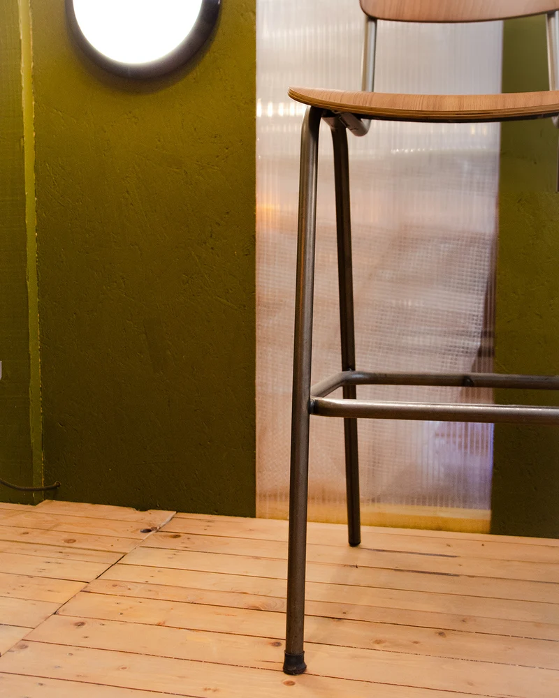 Pierre, le tabouret de bar en bois et métal N°700