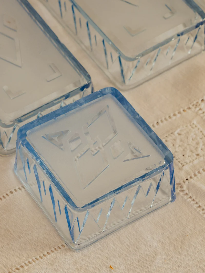 Nestor, le plateau apéritif en verre bleu N°755