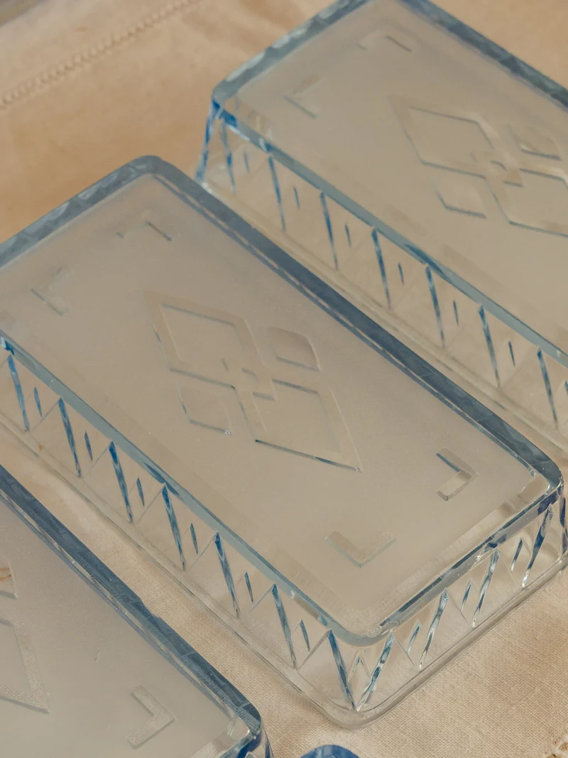 Nestor, le plateau apéritif en verre bleu N°755