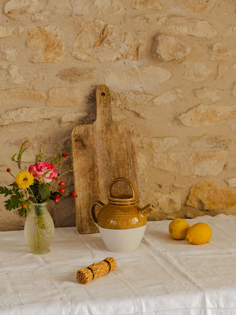 Gabrielle, la carafe en faïence beige et marron N°167