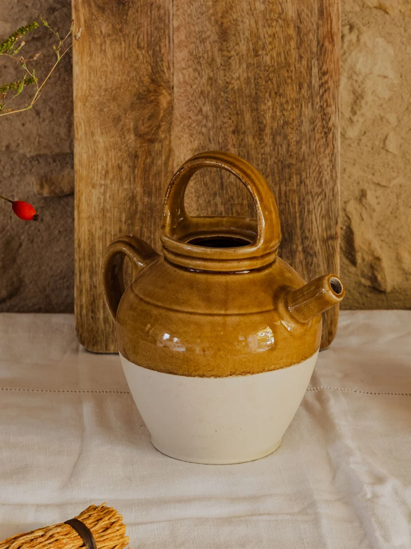 Gabrielle, la carafe en faïence beige et marron N°167
