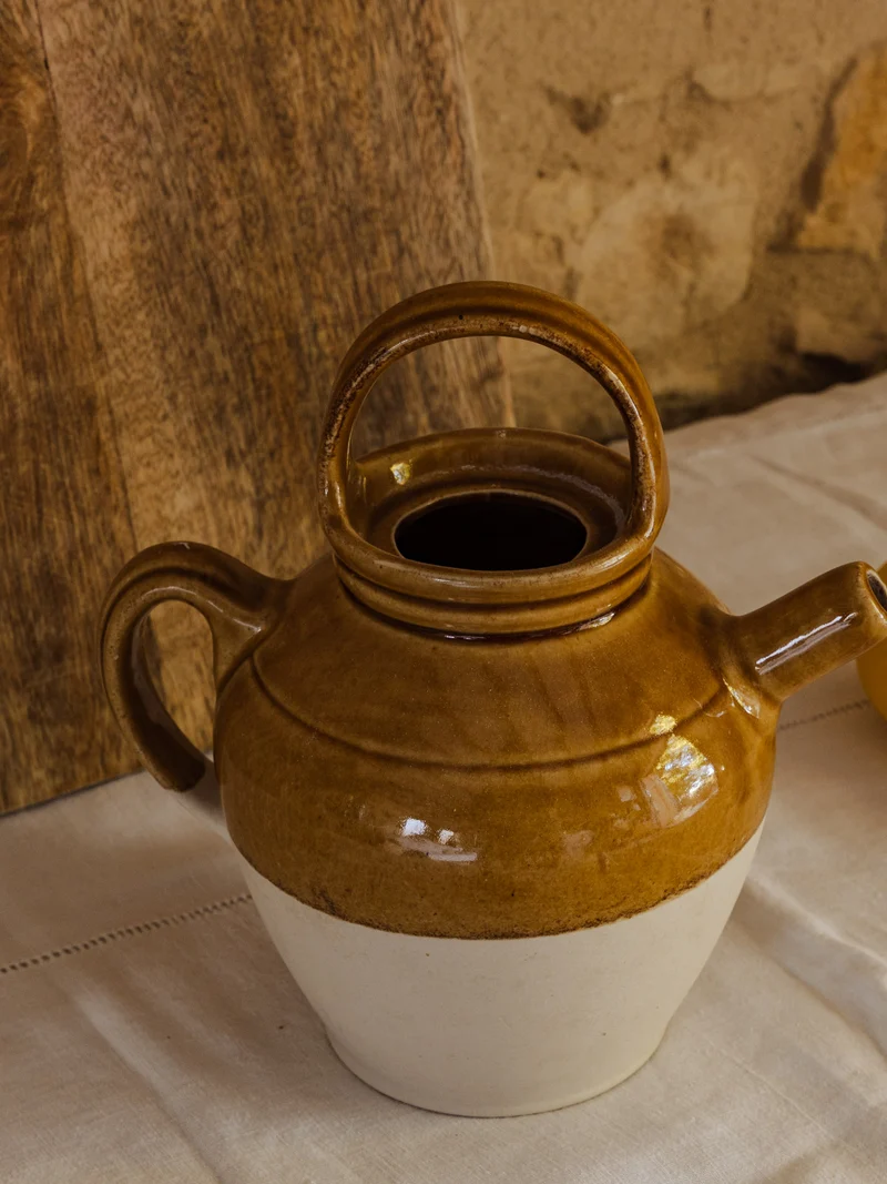 Gabrielle, la carafe en faïence beige et marron N°167