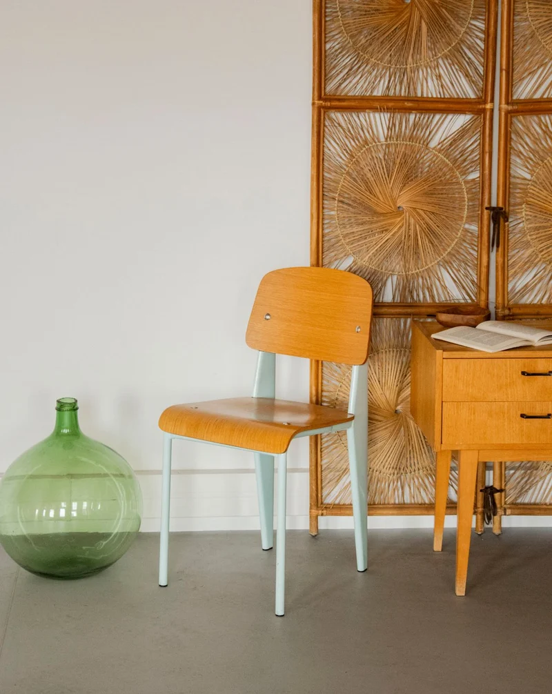 Alma, la chaise scandinave aux pieds bleu ciel N°1921