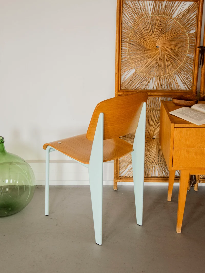 Alma, la chaise scandinave aux pieds bleu ciel N°1921
