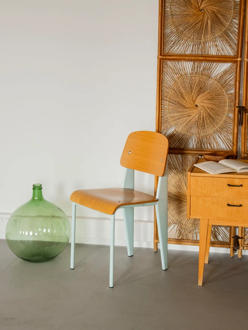 Alma, la chaise scandinave aux pieds bleu ciel N°1921