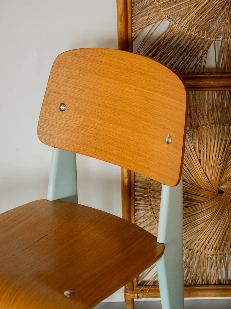 Alma, la chaise scandinave aux pieds bleu ciel N°1921