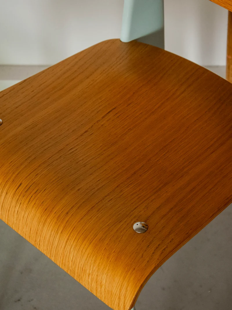 Alma, la chaise scandinave aux pieds bleu ciel N°1921