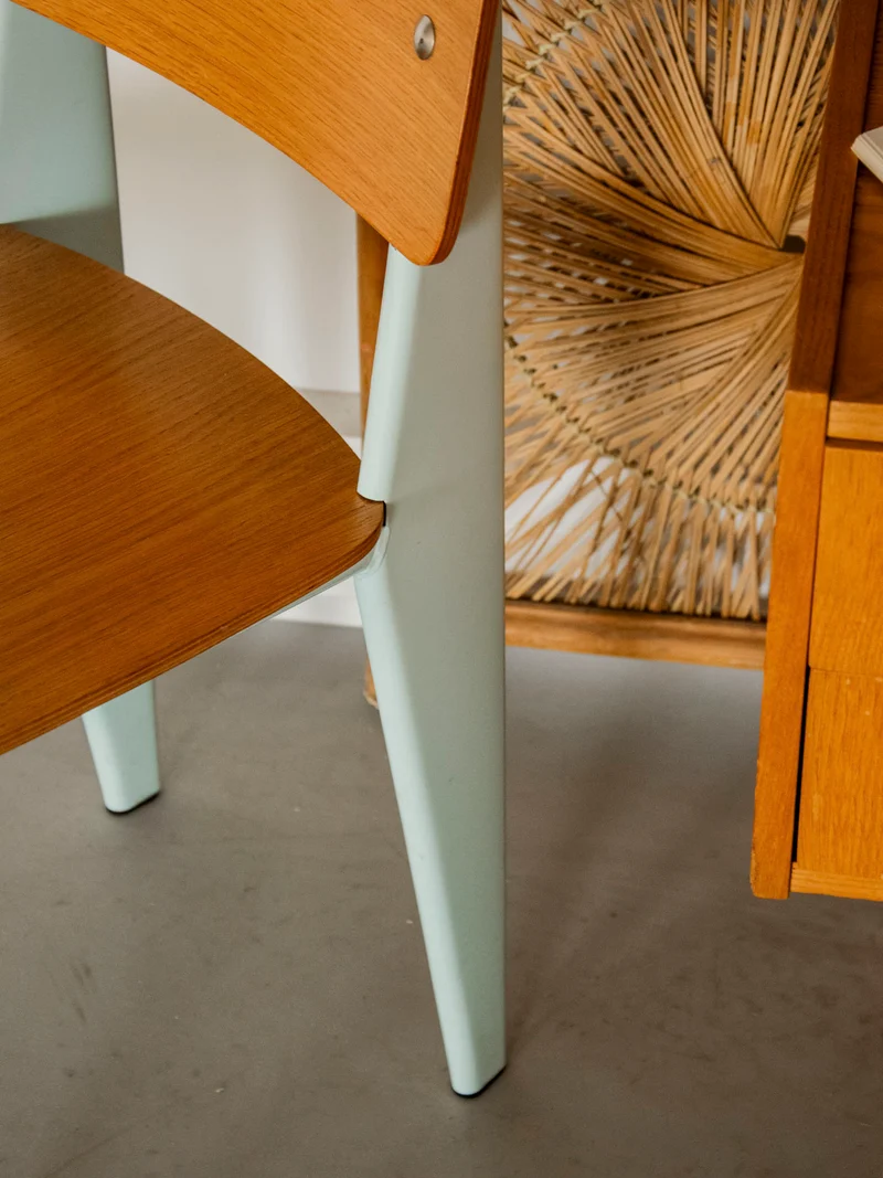 Alma, la chaise scandinave aux pieds bleu ciel N°1921