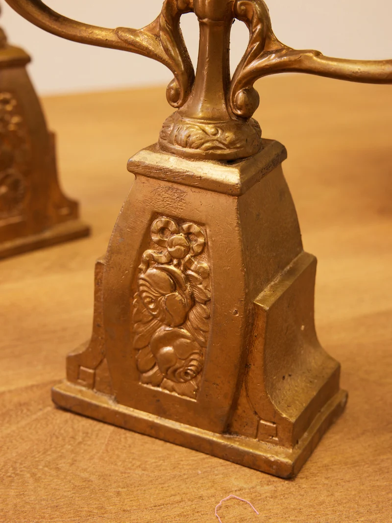 Ulysse, la paire de bougeoirs Art déco en métal doré N°129