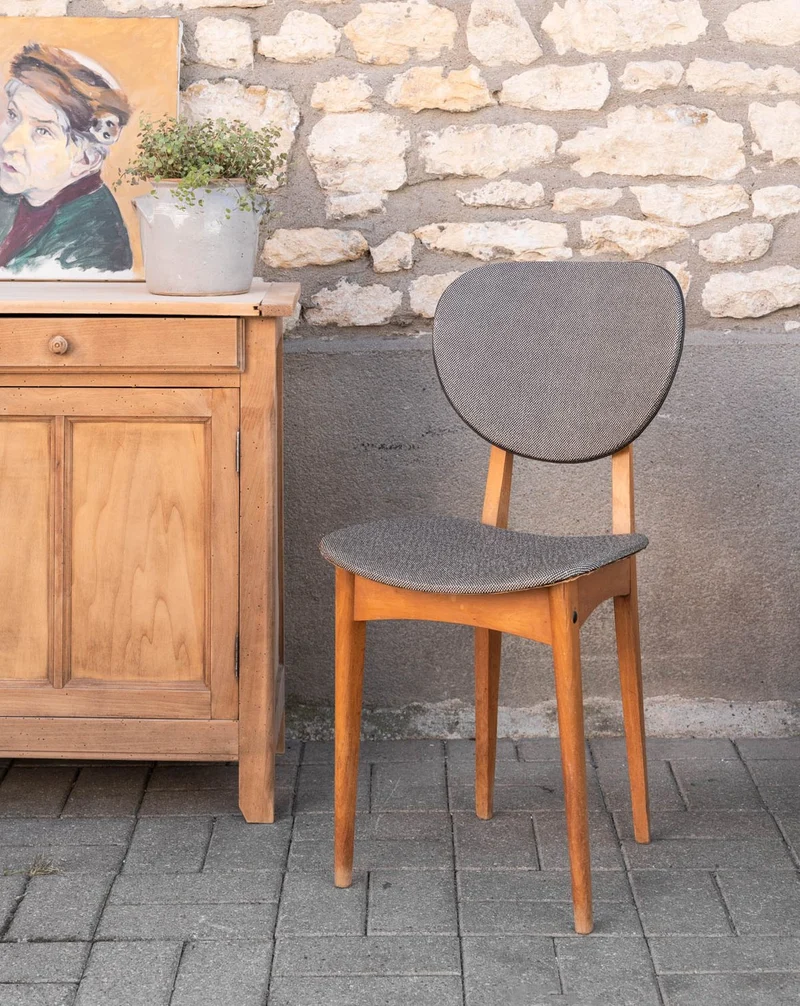 Alma, la chaise vintage en bois et revêtement synthétique N°1945