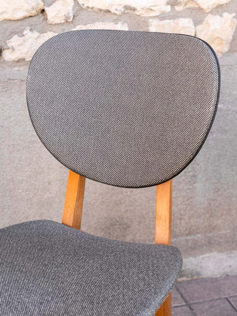Alma, la chaise vintage en bois et revêtement synthétique N°1945