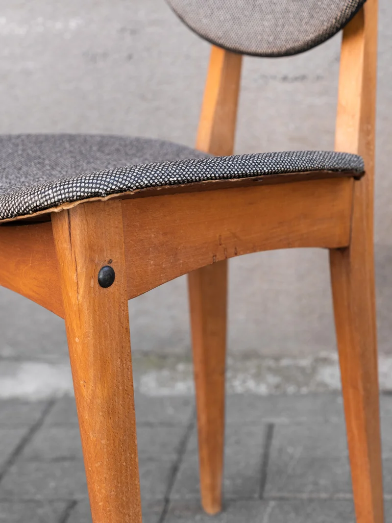 Alma, la chaise vintage en bois et revêtement synthétique N°1945