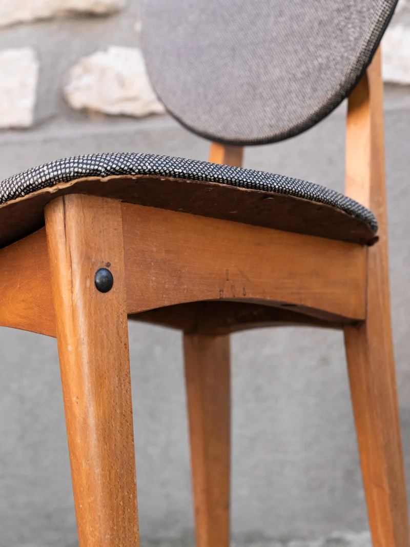 Alma, la chaise vintage en bois et revêtement synthétique N°1945