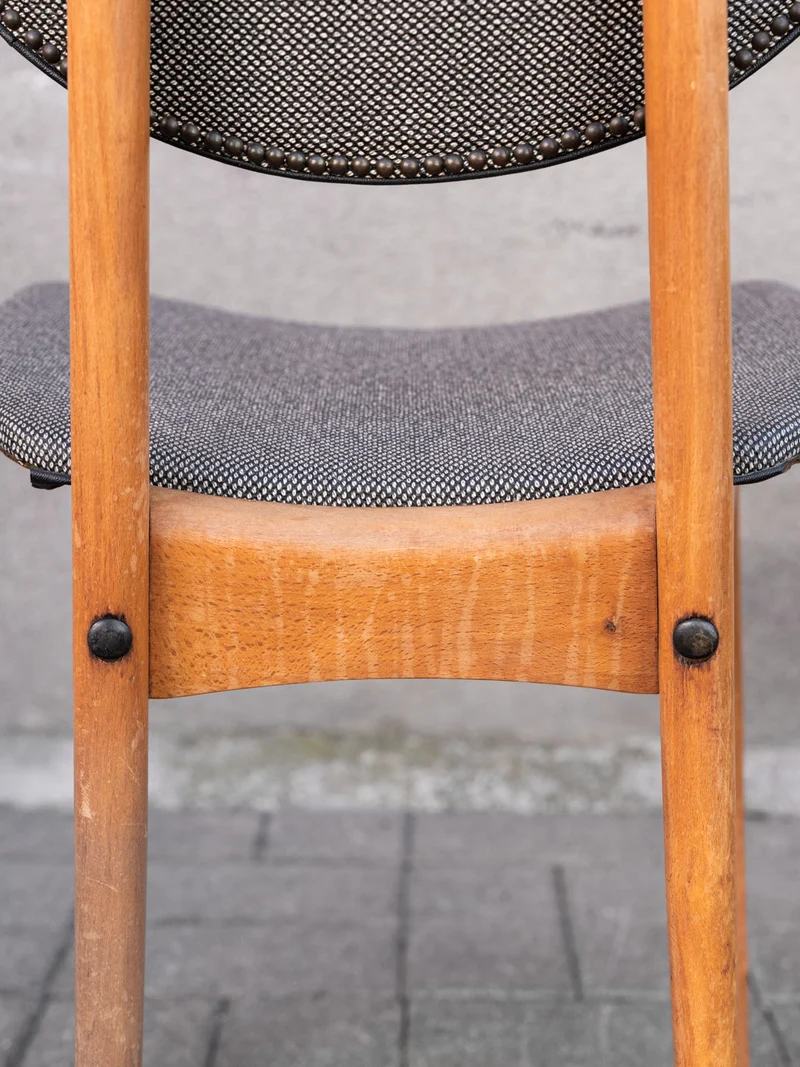 Alma, la chaise vintage en bois et revêtement synthétique N°1945