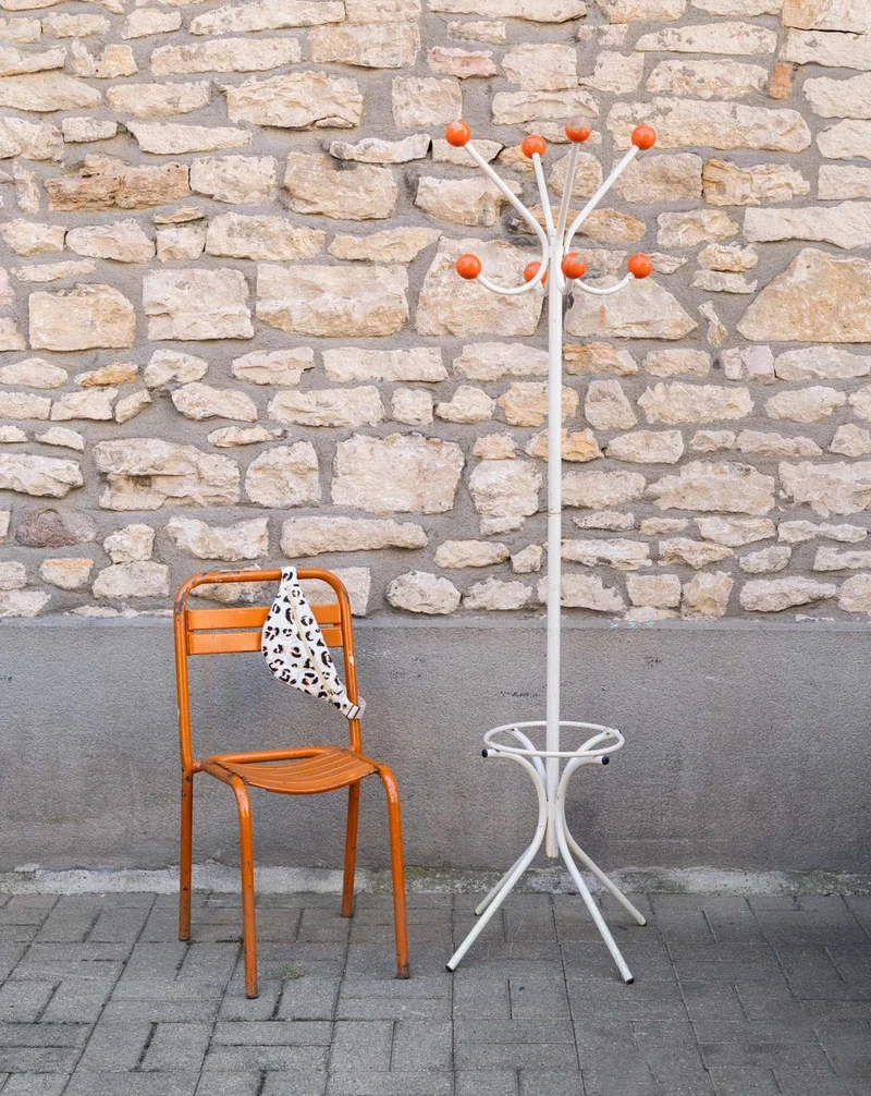 Max, le porte-manteau en métal et bois blanc et orange N°470