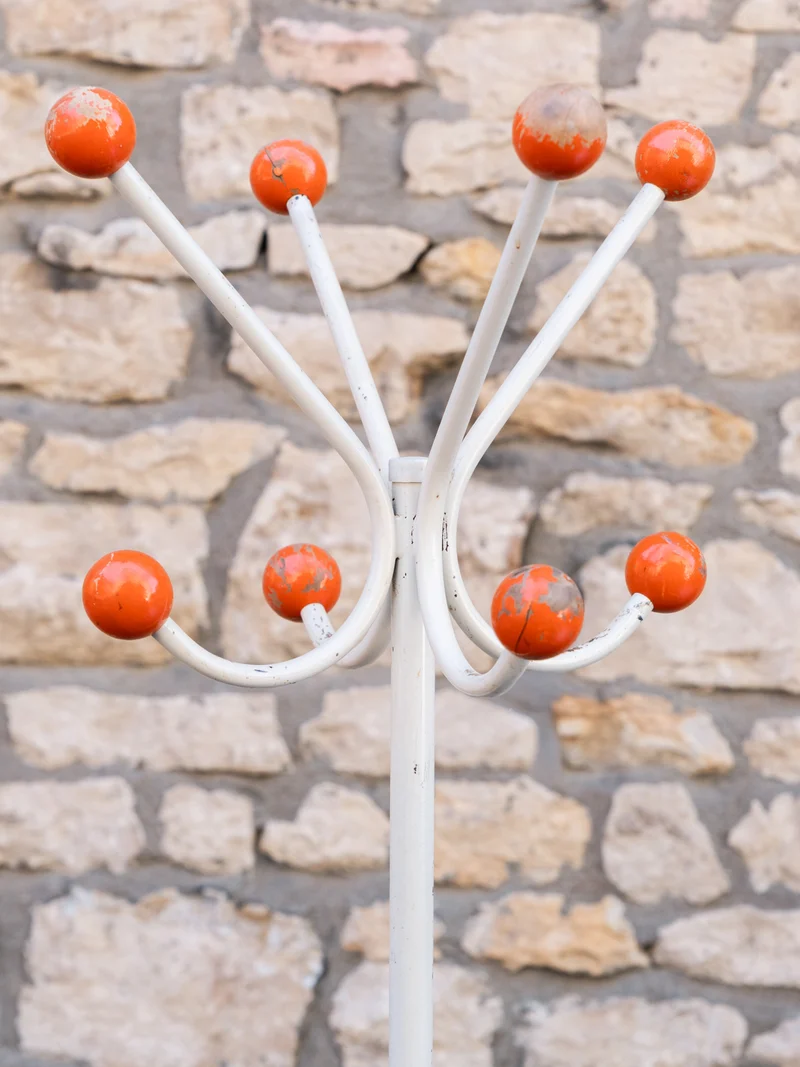 Max, le porte-manteau en métal et bois blanc et orange N°470