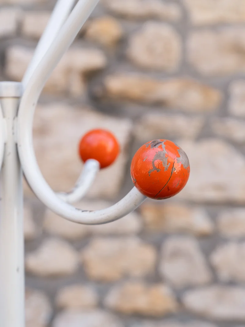Max, le porte-manteau en métal et bois blanc et orange N°470