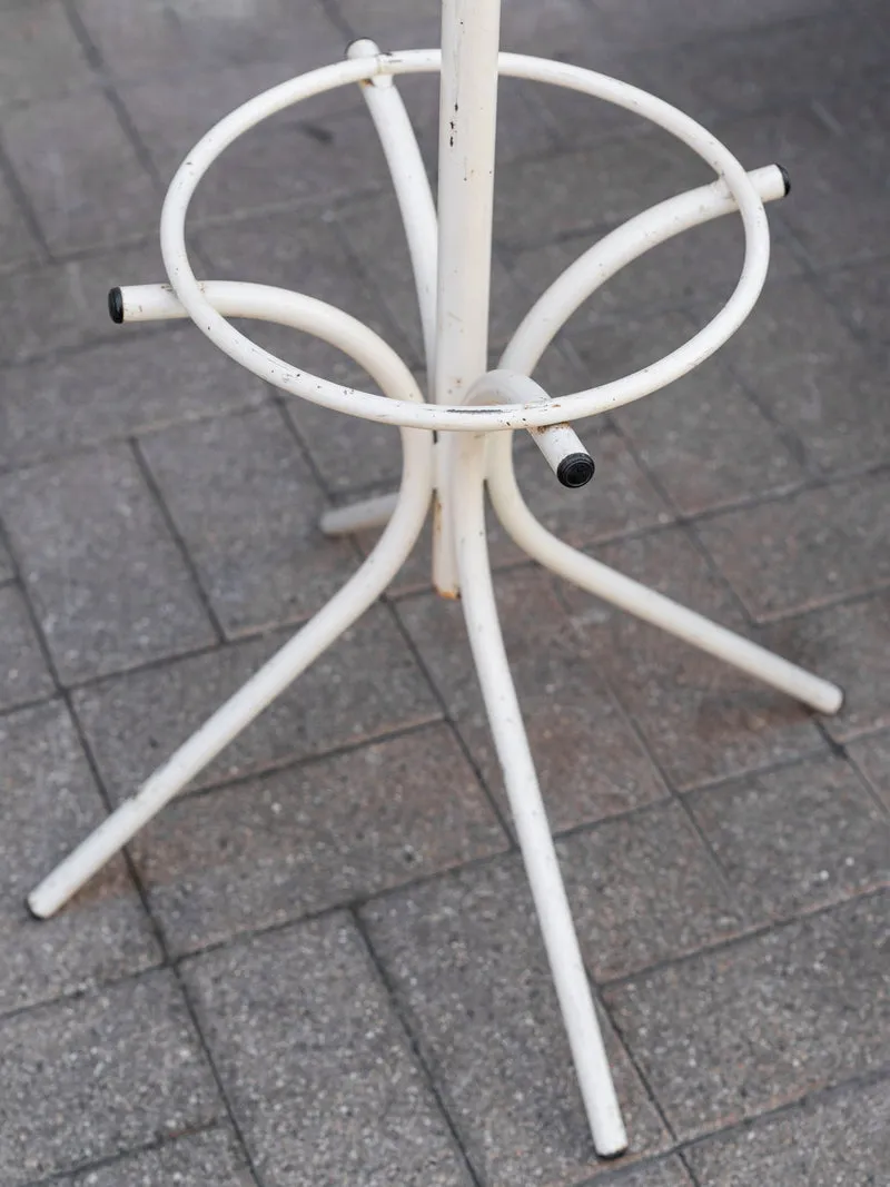 Max, le porte-manteau en métal et bois blanc et orange N°470