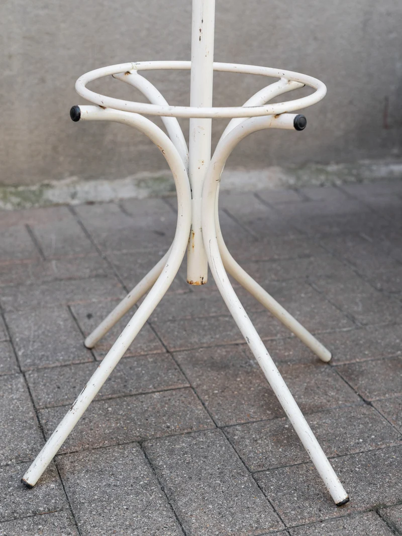 Max, le porte-manteau en métal et bois blanc et orange N°470