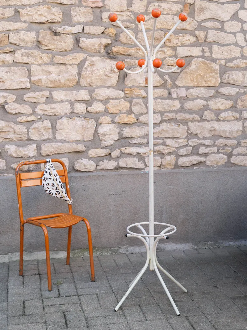 Max, le porte-manteau en métal et bois blanc et orange N°470