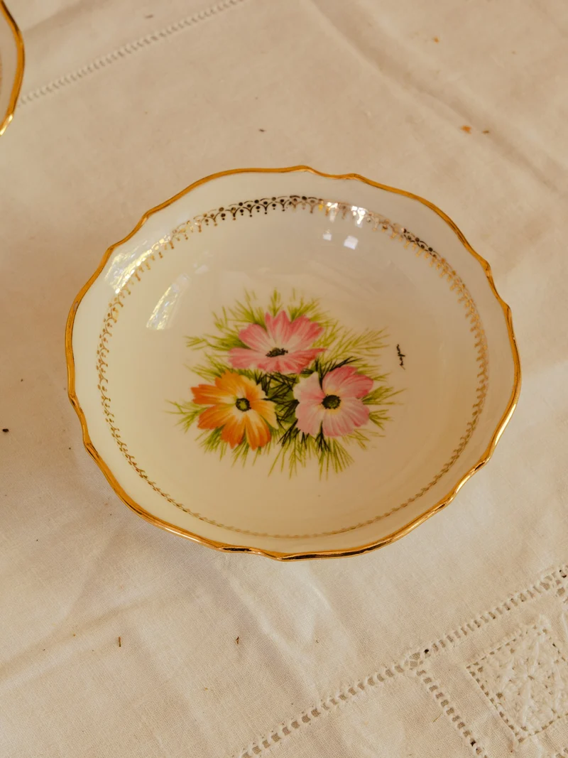 Nestor, le lot de 8 coupelles et saladier en porcelaine N°762