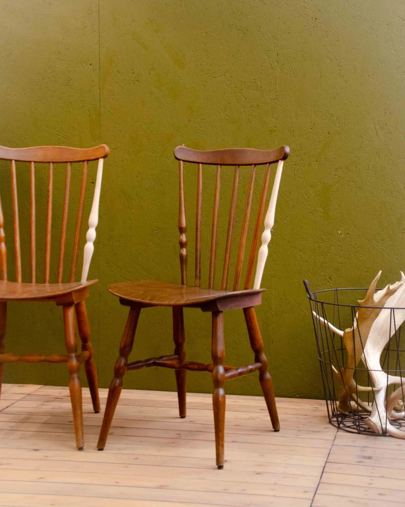 Claude, la paire de chaises en bois N°1589