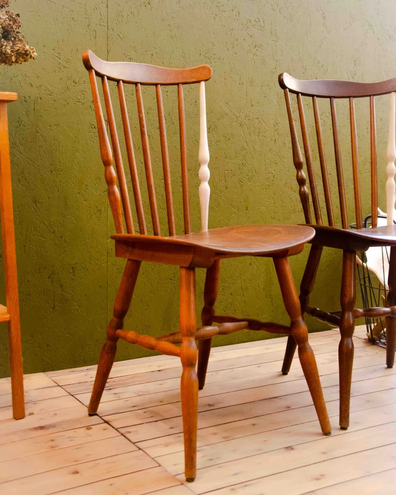 Claude, la paire de chaises en bois N°1589