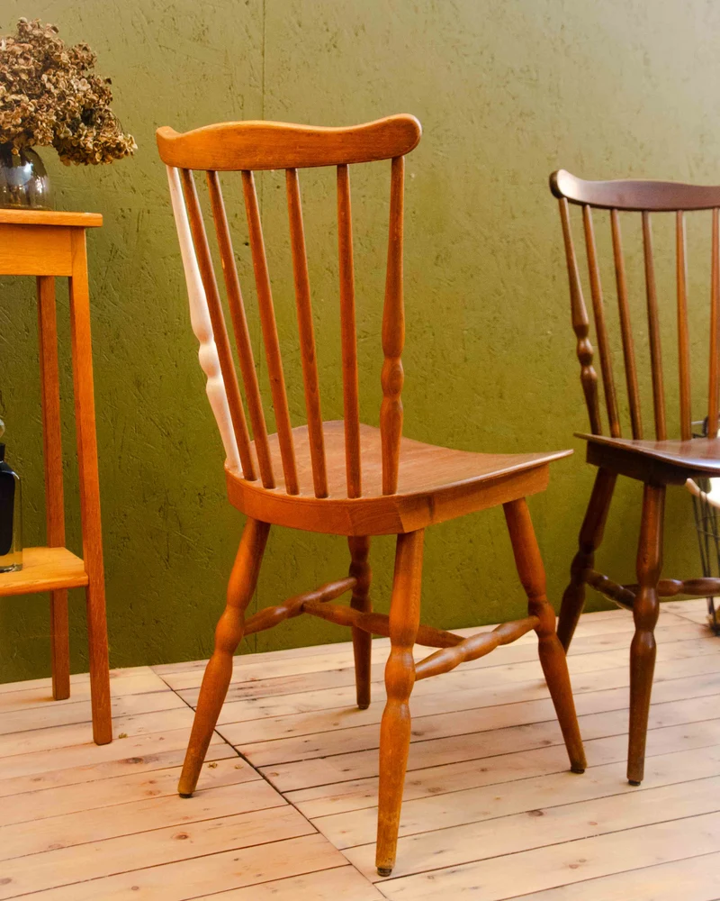 Claude, la paire de chaises en bois N°1589