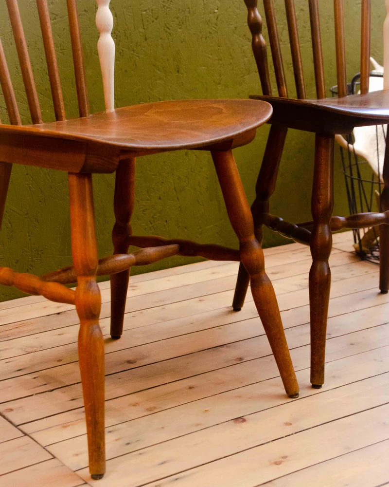 Claude, la paire de chaises en bois N°1589