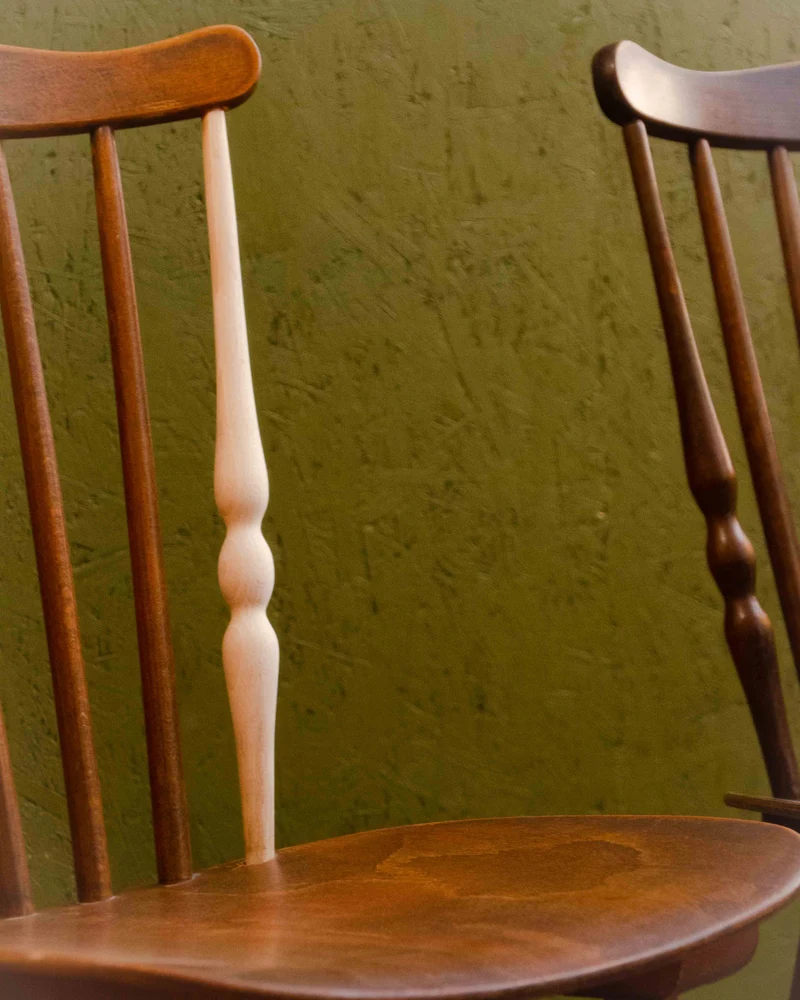 Claude, la paire de chaises en bois N°1589