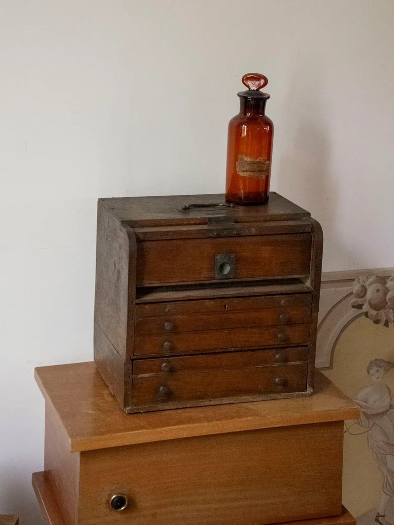 Fernand, le meuble de métier aux multiples rangements N°437