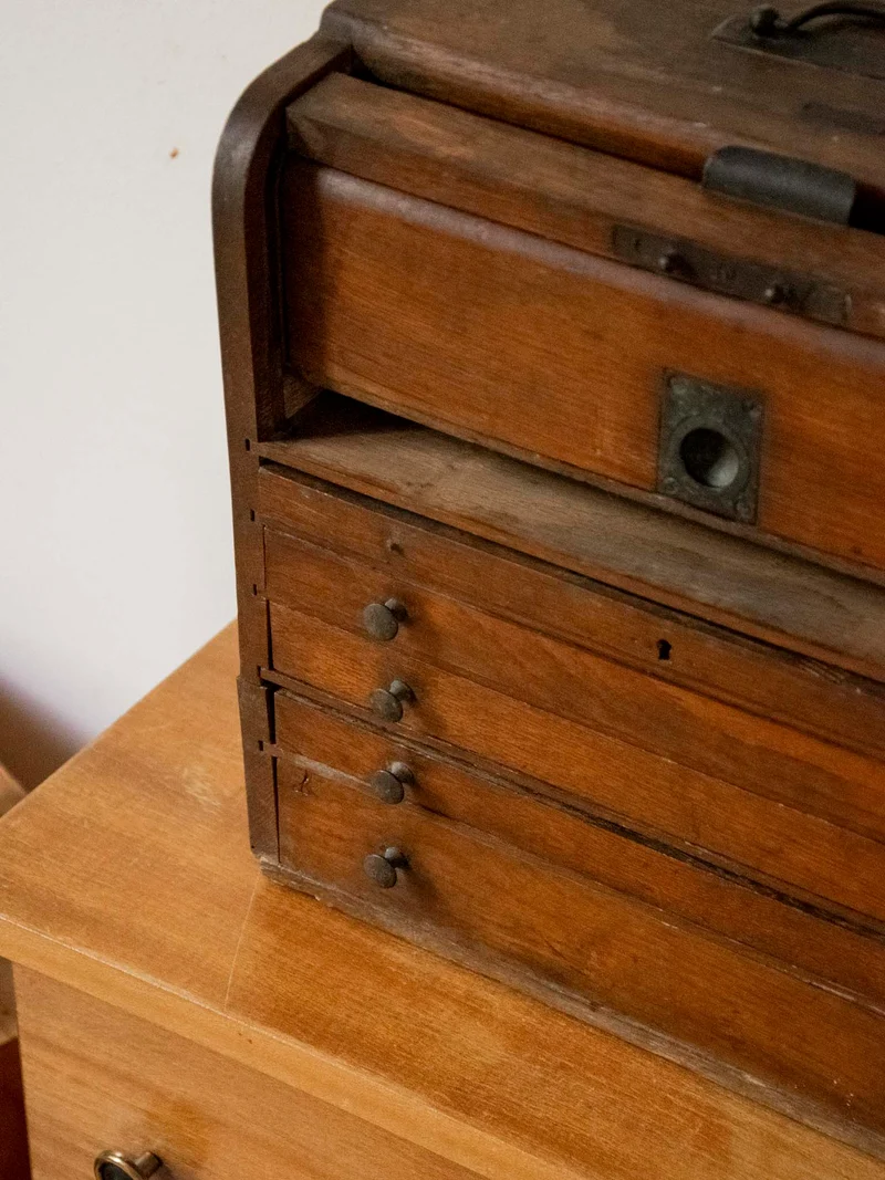 Fernand, le meuble de métier aux multiples rangements N°437