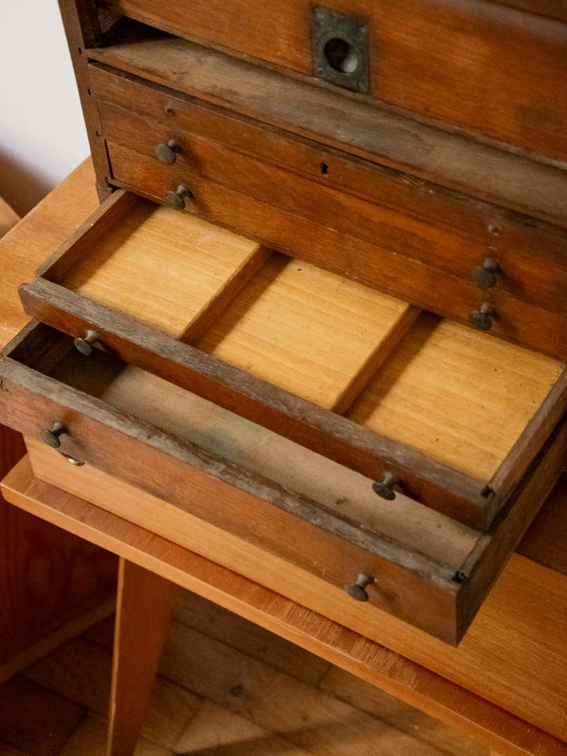 Fernand, le meuble de métier aux multiples rangements N°437