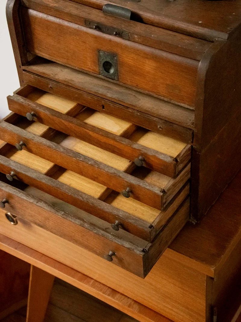 Fernand, le meuble de métier aux multiples rangements N°437