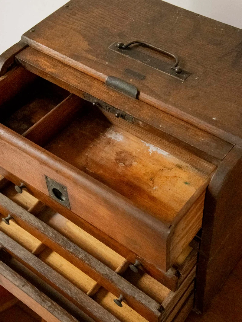 Fernand, le meuble de métier aux multiples rangements N°437