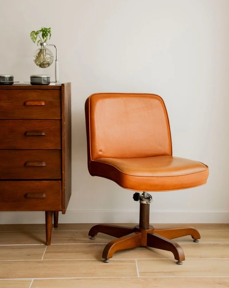 Jakob, le fauteuil de bureau en skaï cognac N°1344