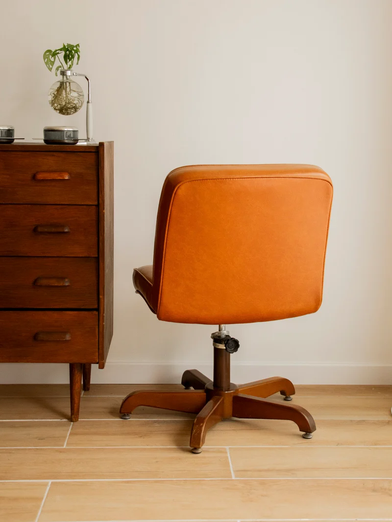 Jakob, le fauteuil de bureau en skaï cognac N°1344