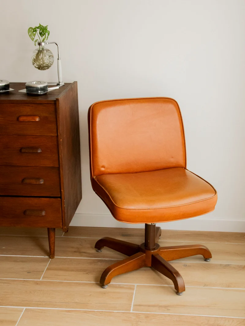 Jakob, le fauteuil de bureau en skaï cognac N°1344