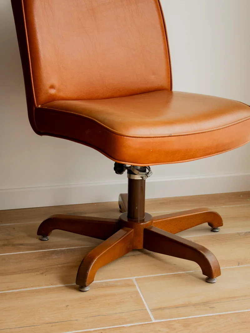Jakob, le fauteuil de bureau en skaï cognac N°1344