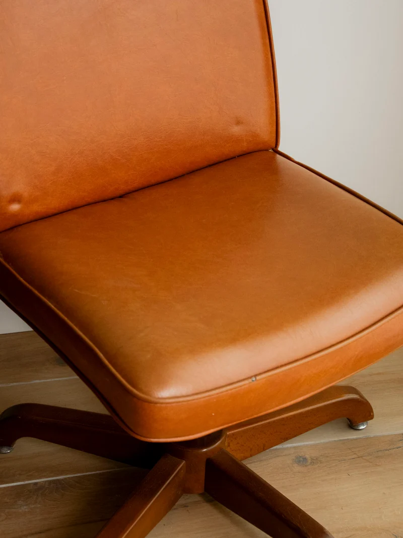 Jakob, le fauteuil de bureau en skaï cognac N°1344