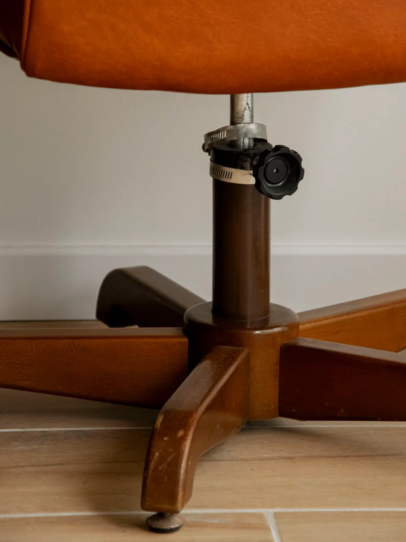Jakob, le fauteuil de bureau en skaï cognac N°1344