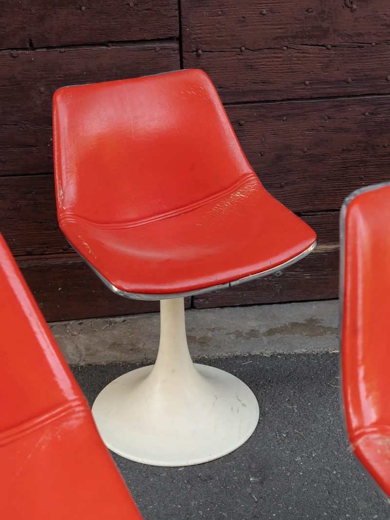 Alma, le lot de 4 chaises à piètement tulipe en skaï rouge style Space Age N°1944