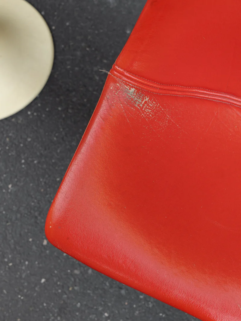 Alma, le lot de 4 chaises à piètement tulipe en skaï rouge style Space Age N°1944