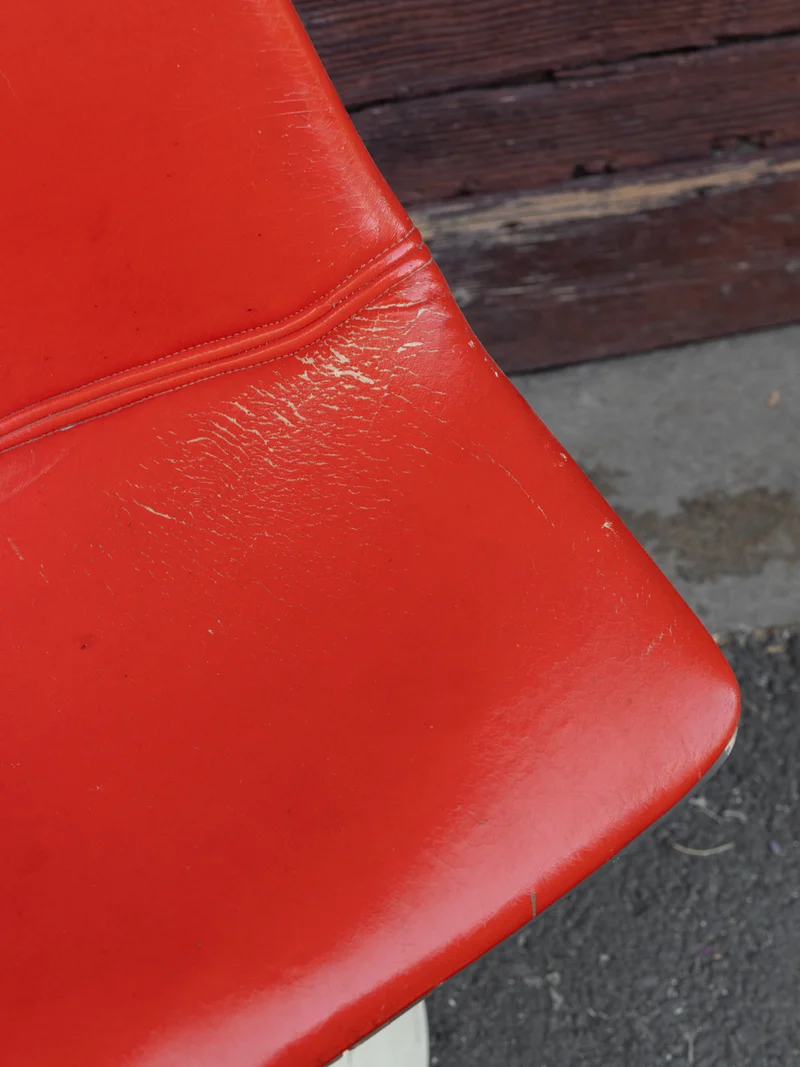 Alma, le lot de 4 chaises à piètement tulipe en skaï rouge style Space Age N°1944
