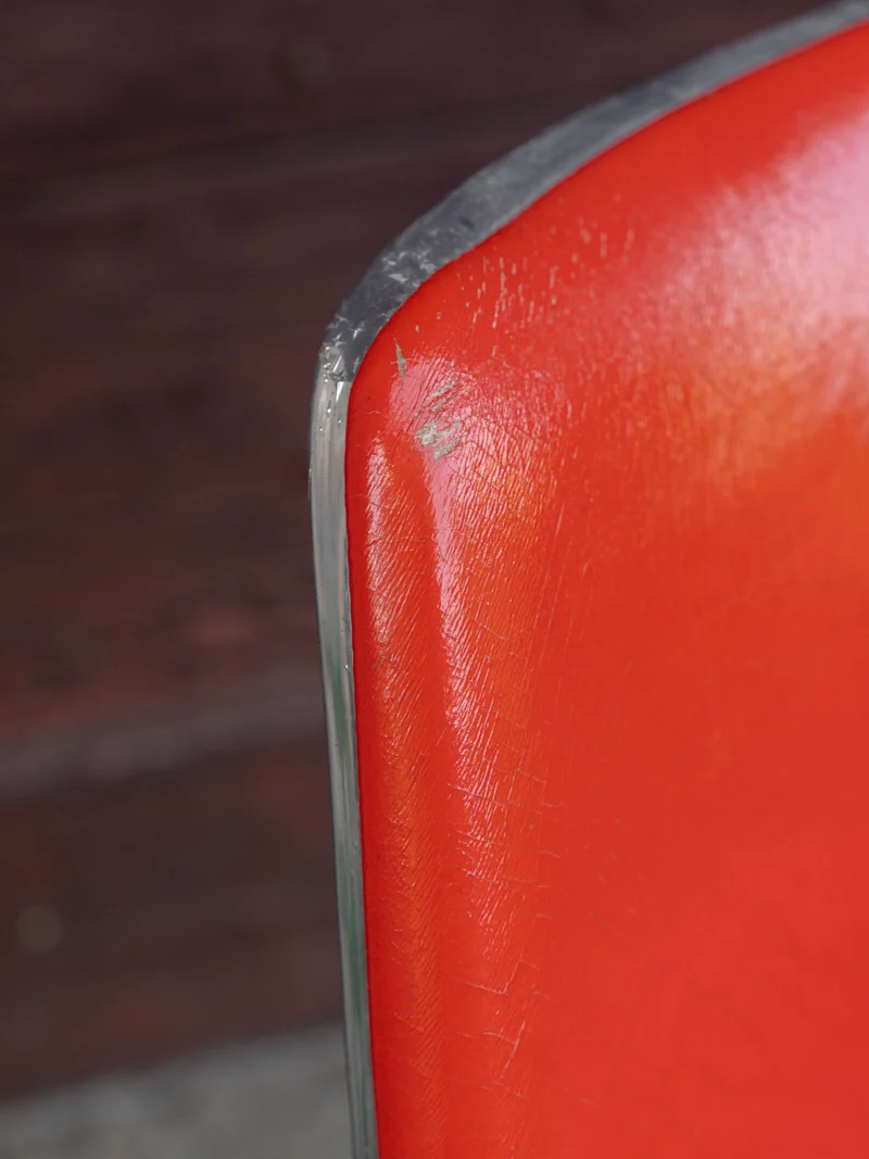Alma, le lot de 4 chaises à piètement tulipe en skaï rouge style Space Age N°1944