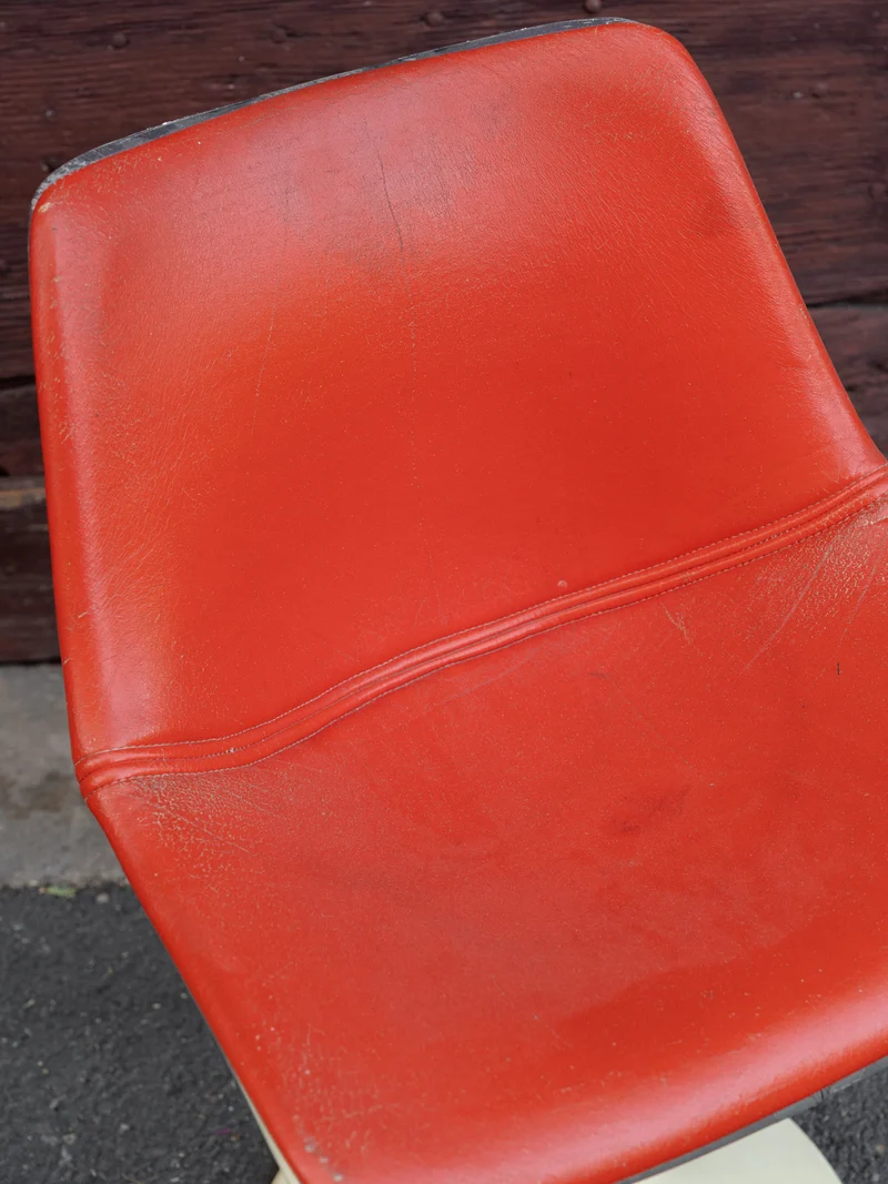 Alma, le lot de 4 chaises à piètement tulipe en skaï rouge style Space Age N°1944