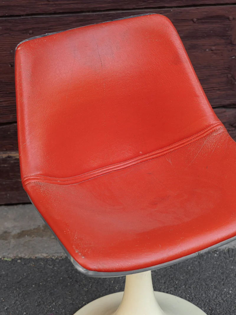 Alma, le lot de 4 chaises à piètement tulipe en skaï rouge style Space Age N°1944
