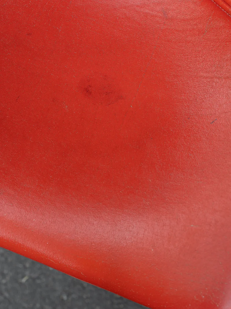 Alma, le lot de 4 chaises à piètement tulipe en skaï rouge style Space Age N°1944