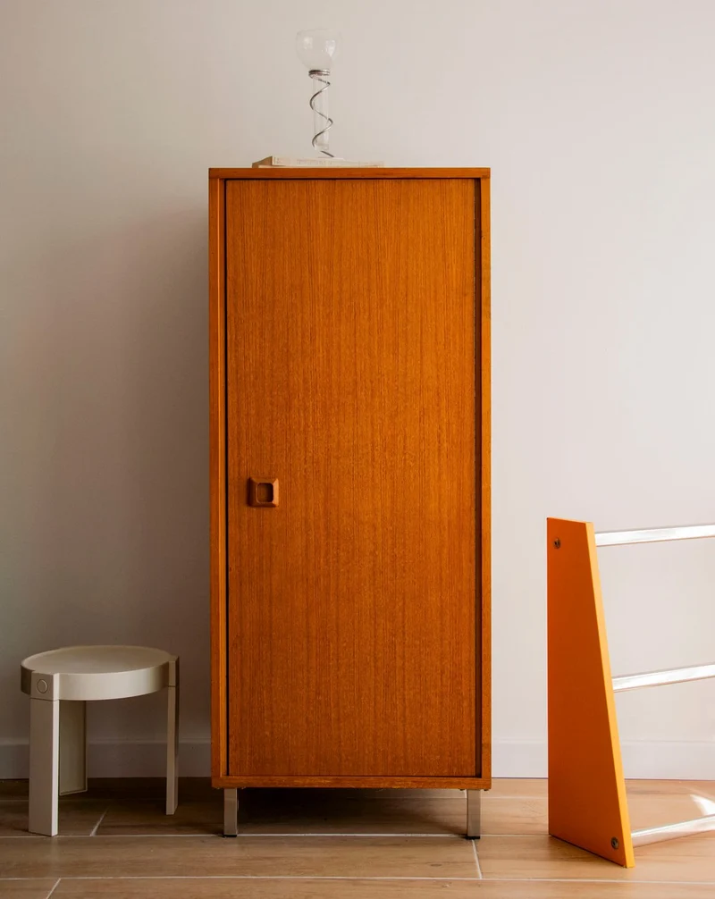 Magda, l'armoire aux plateaux réglables N°728