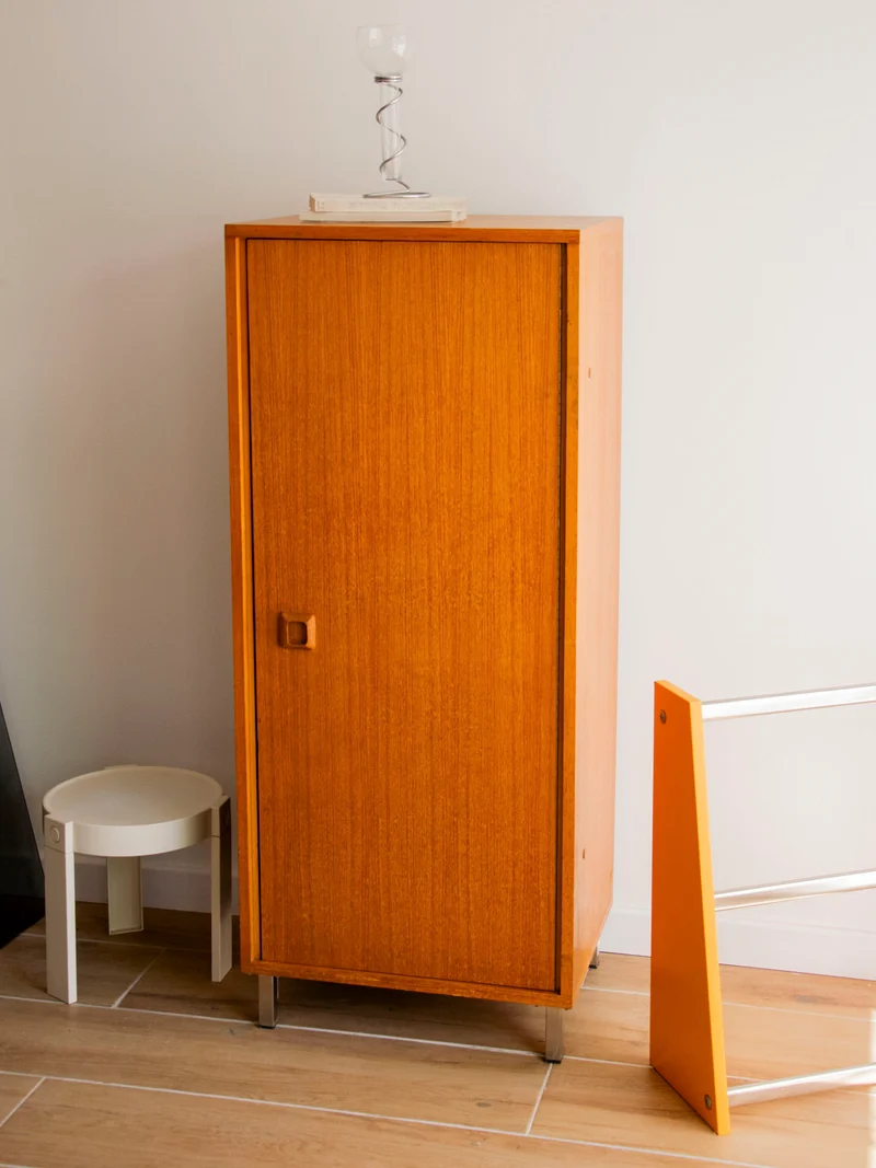 Magda, l'armoire aux plateaux réglables N°728